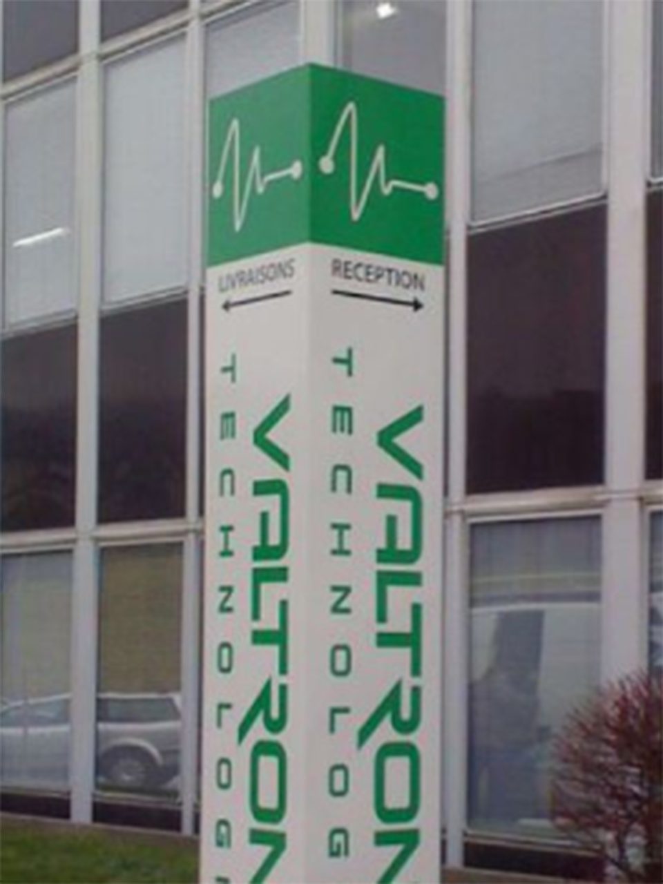 signalétique publicitaire extérieure sur-mesure